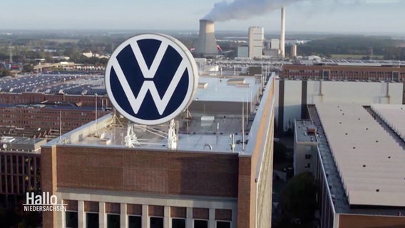 Ein großes VW-Logo steht auf einem Fabrikgebäude. © Screenshot 