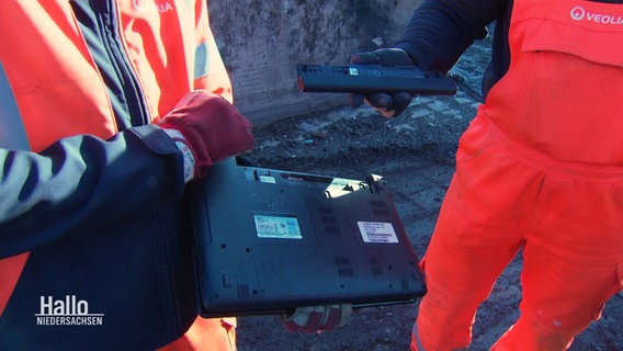 Mitarbeitende einer Entsorgungsfirma haben einen im Hausmüll entsorgten Laptop mit Lithium-Ionen-Akku auf ihrem Hof gefunden. © Screenshot 