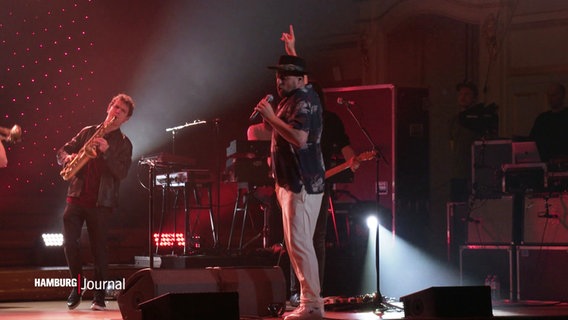 Beim Konzert: Sänger Max Mutzke mit seiner Band. © Screenshot 