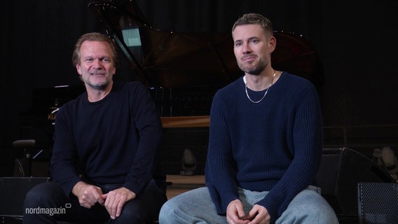 Sänger Johannes Strate und Pianist Sebastian Knauer sitzen während eines Interviews nebeneinander. © Screenshot 