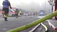 Feuerwehrleute bei Löscharbeiten eines Großbrandes. © Screenshot 