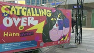 Ein Banner mit einer Katze mit Boxhandschuhen, daneben der Slogan "Catcalling is over in Hannover". © Screenshot 