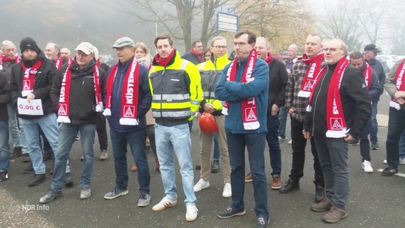 Streikende Mitarbeiter vor dem FSG-Gelände © Screenshot 