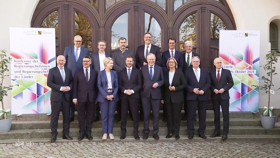 Ministerpräsidentinnen und  -Presidenten posieren für ein Gruppenfoto. © Screenshot 