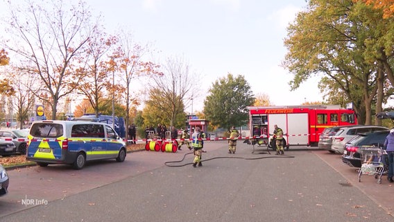 Polizei- und Feuerwehrbeamte im abgesperrten Bereich rund um den Geldautomaten © Screenshot 