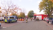 Polizei- und Feuerwehrbeamte im abgesperrten Bereich rund um den Geldautomaten © Screenshot 