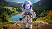 Elon Musk in einem Astronauten-Anzug. (extra 3 vom 24.10.2024 im Ersten) © NDR 