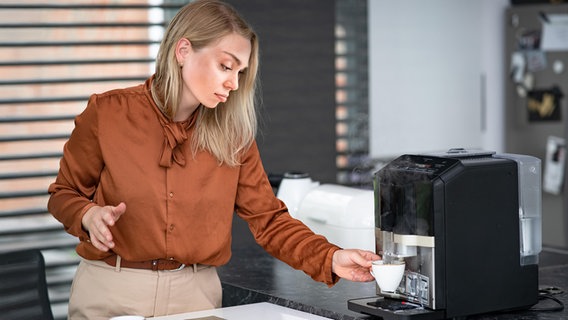 Eine Praktikantin an der Kaffeemaschine. (extra 3 vom 24.10.2024 im Ersten) © NDR 