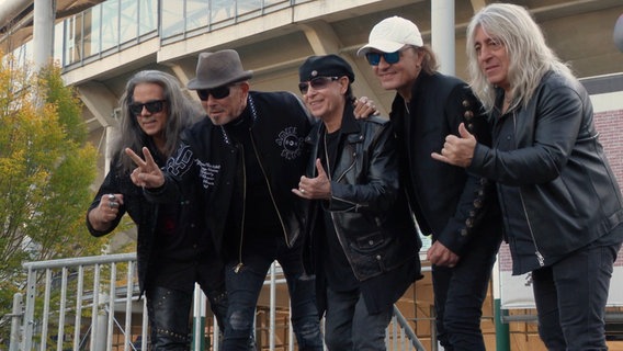 Die Scorpions posieren für die Kameras © Screenshot 