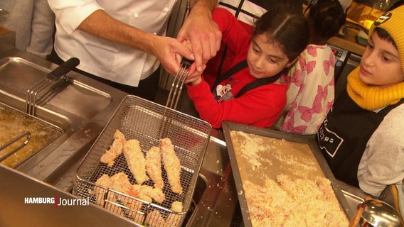 Im Restaurant von Steffen Henssler lernten Kinder im Rahmen der Stiftung "Mittagskinder" einen Zugang zu gesundem Essen und zum selbst kochen - eine warme Mahlzeit gab es zum Schluss natürlich auch. © Screenshot 