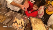 Im Restaurant von Steffen Henssler lernten Kinder im Rahmen der Stiftung "Mittagskinder" einen Zugang zu gesundem Essen und zum selbst kochen - eine warme Mahlzeit gab es zum Schluss natürlich auch. © Screenshot 