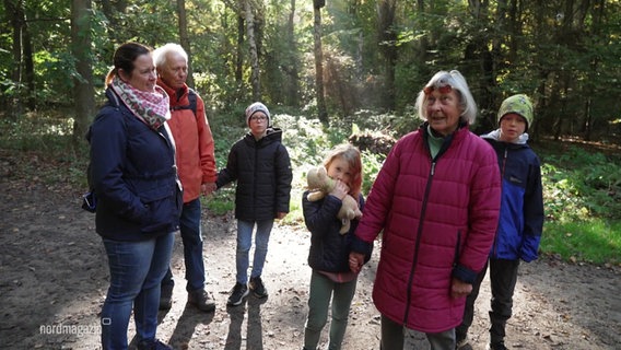 Eine Familie beim Waldspaziergang © Screenshot 