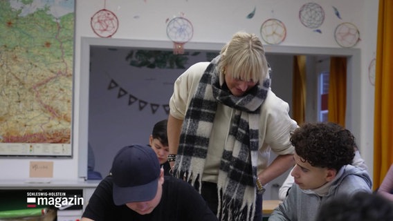 Frederike Schrader ist Klassenlehrerin an der Theodor-Storm-Gemeinschaftsschule am Kieler Ostufer. © Screenshot 