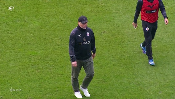 Trainer Bernd Hollerbach wurde bei Hansa Rostock von seinen Aufgaben entbunden. © Screenshot 