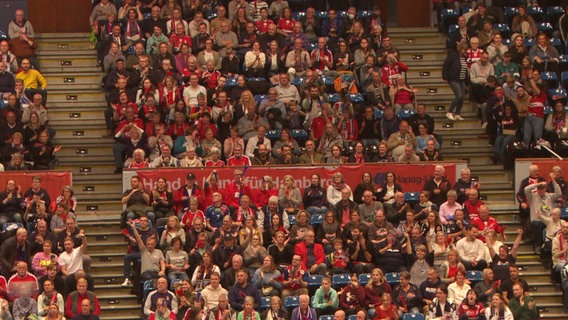 Zuschauertribüne beim Handballspiel HSV gegen Hannover-Burgdorf. © Screenshot 