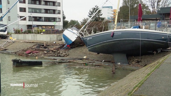 In einem kleineren Sportboothafen liegen Segelboote brach auf der Kairampe nach einem heftigen Sturm. © Screenshot 