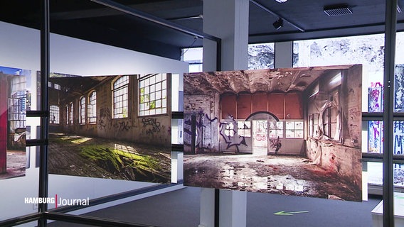 In einer Ausstellung hängen Fotografien von verlassenen Orten. © Screenshot 