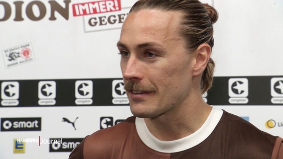 FC-St.-Pauli-Spieler Jackson Irvine wird interviewt © Screenshot 