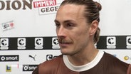 FC-St.-Pauli-Spieler Jackson Irvine wird interviewt © Screenshot 