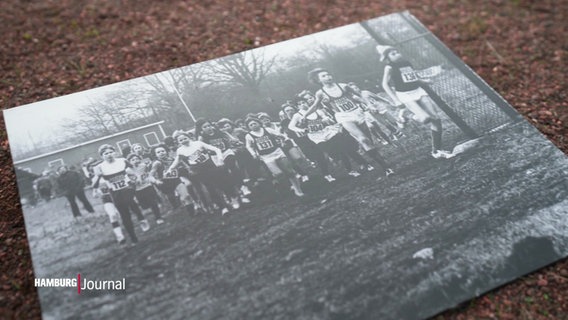 Historisches Schwarz-Weiß-Foto von jugendlichen Sportlerinnen und Sportlern mit Startnummern © Screenshot 