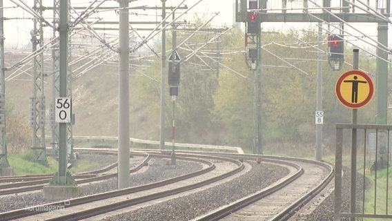 Blick auf leere Eisenbahngleise © Screenshot 