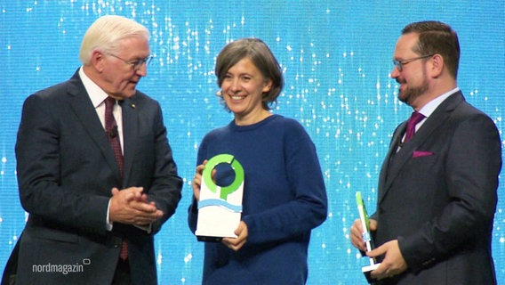 Die Biologin Franziska Tanneberger bekommt den Deutschen Umweltpreis von Bundespräsident Frank-Walter Steinmeier überreicht. © Screenshot 