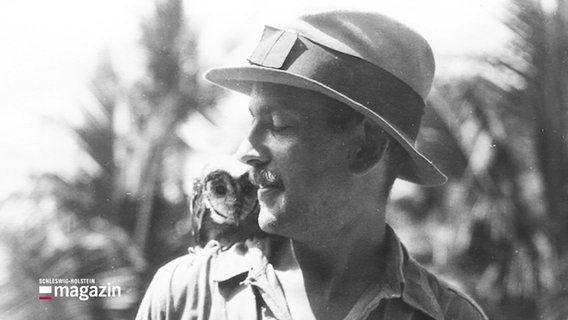 Schwarz-Weiß-Foto: Der Ornithologe Victor von Plessen mit einer kleinen Eule auf der Schulter © Screenshot 