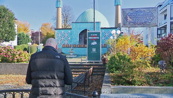 Christian Sandow, Mitglied der Gemeinde der Imam-Ali-Moschee in Hamburg, steht vor der Moschee. © NDR 