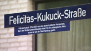 Auf einem Straßenschild steht "Felicitas-Kuckuck-Straße". © Screenshot 