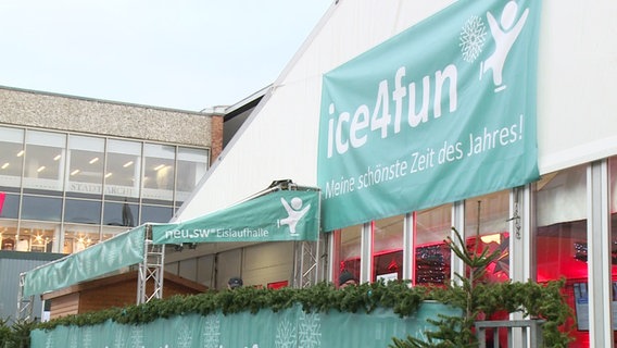 Eislaufhalle "Ice4fun" in Neubrandenburg auf dem Marktplatz © Screenshot ndr 