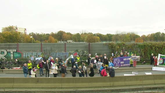 Menschen protestieren auf der Ersatzbrücke am Südschnellweg. © Screenshot 