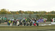 Menschen protestieren auf der Ersatzbrücke am Südschnellweg. © Screenshot 