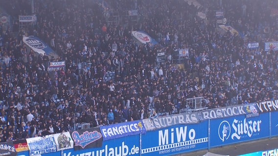 Hansa Rostock Fans feuern ihre Mannschaft an © Screenshot 