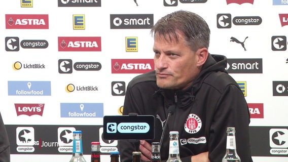 Der Trainer des FC St. Pauli, Alexander Blessin, bei einer Pressekonferenz © Screenshot 