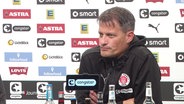 Der Trainer des FC St. Pauli, Alexander Blessin, bei einer Pressekonferenz © Screenshot 