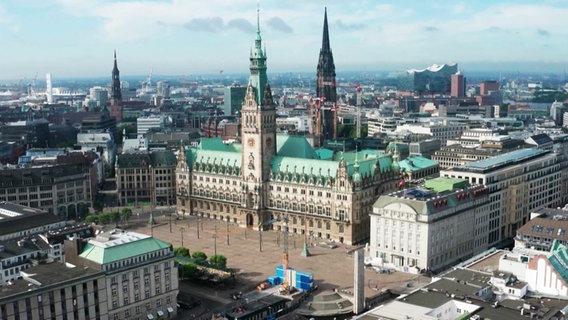 Blick aus der Luft auf das Hamburger Rathaus. © Screenshot 