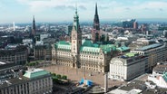 Blick aus der Luft auf das Hamburger Rathaus. © Screenshot 