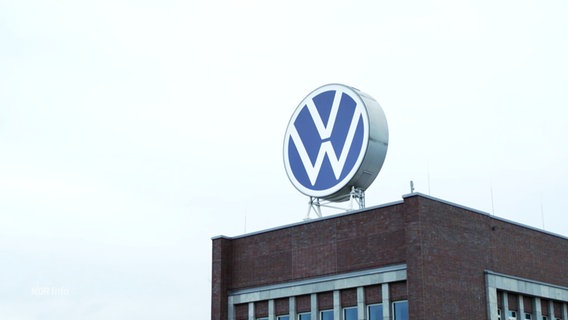 Auf dem Dach eines Firmengebäudes prangt ein großes VW-Logo. © Screenshot 