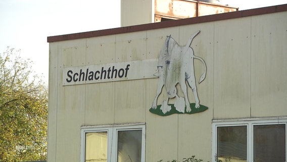 Ein Gebäude mit der Aufschrift "Schlachthof". © Screenshot 