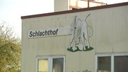 Ein Gebäude mit der Aufschrift "Schlachthof". © Screenshot 