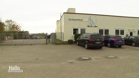 Ein Parkplatz vor dem Schlachthof. © Screenshot 