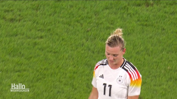 Alexandra Popp verlässt das Spielfeld. © Screenshot 