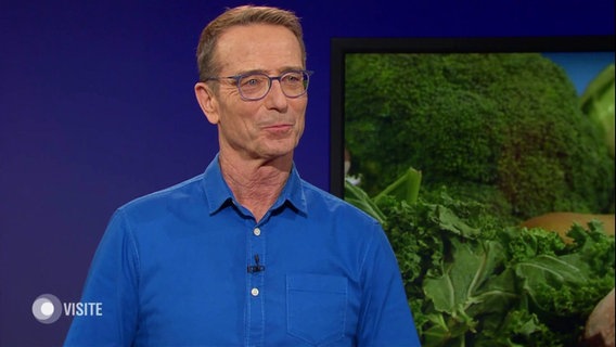 Ernährungs-Doc Matthias Riedl im Studio. © Screenshot 