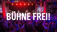 Menschen stehen beim NDR Funkhauskonzert in Schwerin vor der Bühne. Auf dem Bild steht Bühne frei! © Screenshot 