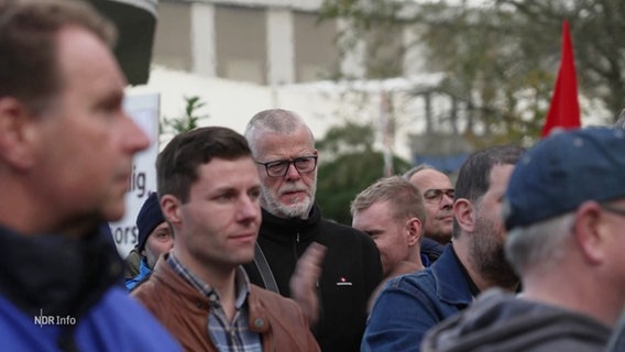 Beschäftigte der FSG-Werft bei einer Kundgebung. © Screenshot 