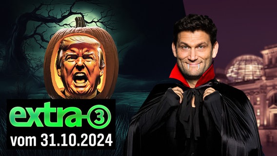 Ein Kürbis mit Donald Trump Gesicht in einer gruseligen Atmosphäre. Daneben Christian Ehring in einem Vampirkostüm. (extra 3 vom 31.10.2024 im Ersten) © NDR 