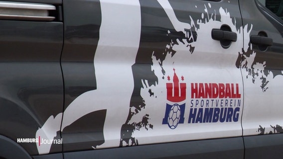 Eine Autotür mit der Aufschrift "Handball Sportverein Hamburg". © Screenshot 