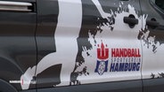 Eine Autotür mit der Aufschrift "Handball Sportverein Hamburg". © Screenshot 