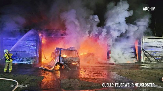 Ein brennendes Gebäude in der Kreisfeuerwehr-Zentrale in Warin (Archivbild). © Screenshot 