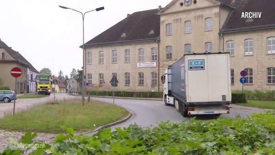 Ein LKW fährt durch eine Straße in Mirow (Archivbild). © Screenshot 